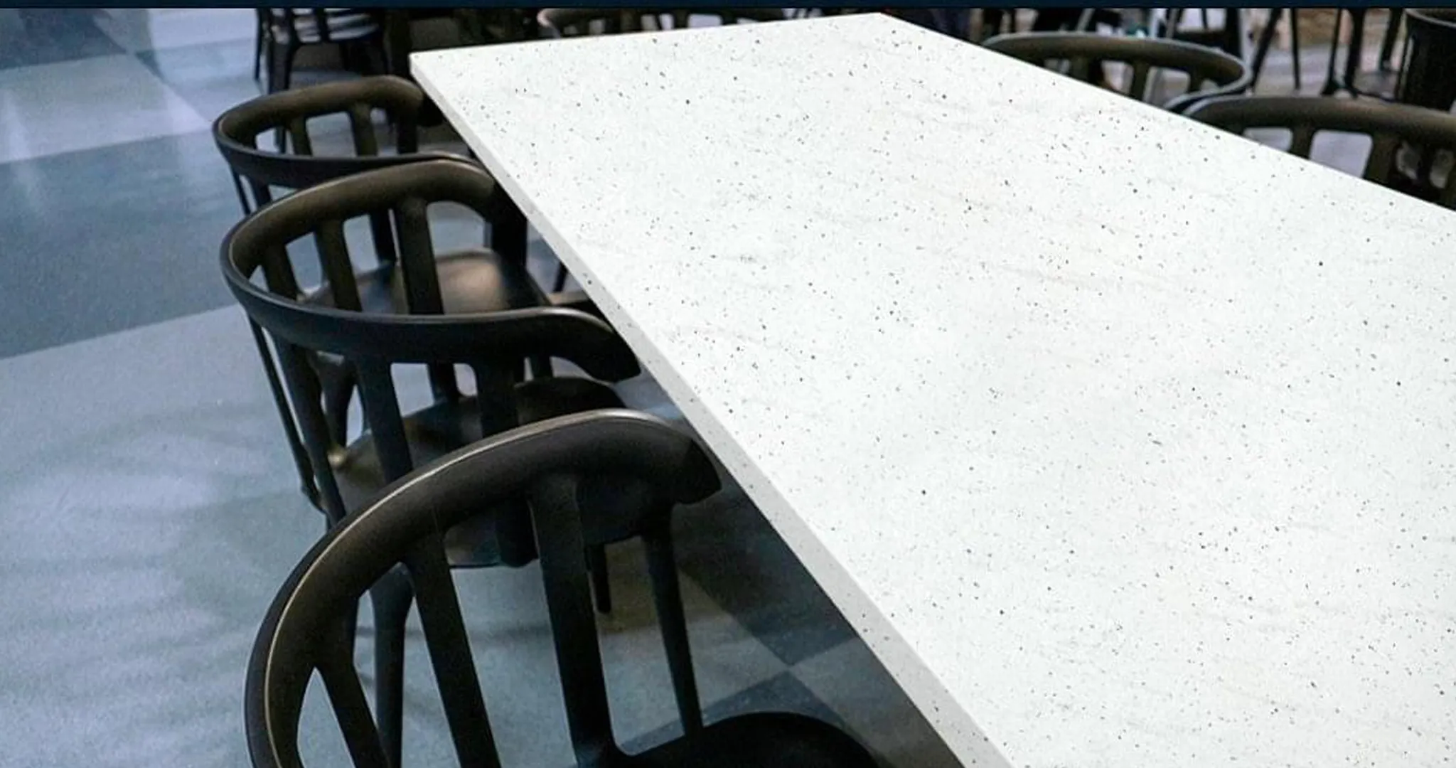 Гранит Pitaya в интерьере (обеденный стол)